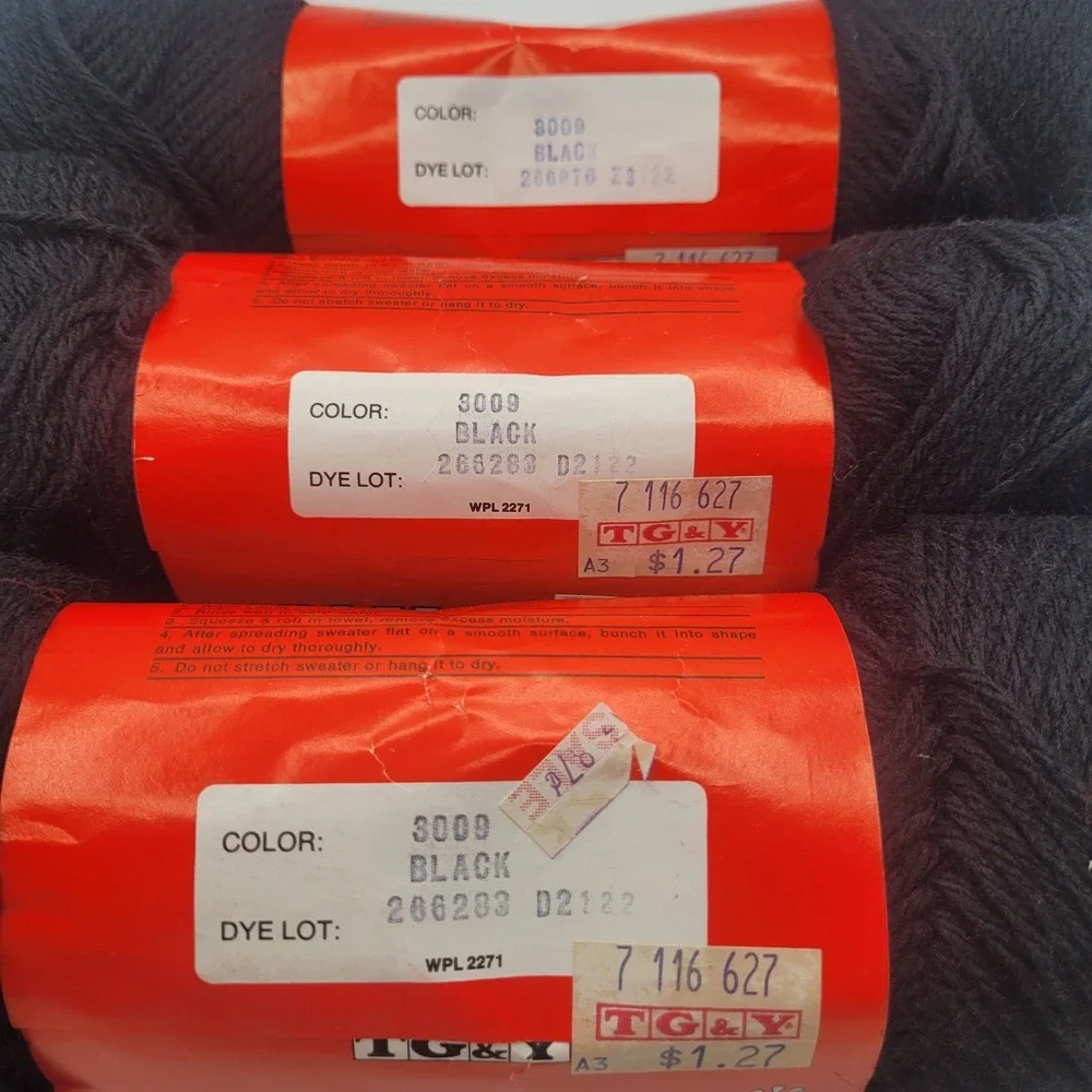New Assorted Wintuk Sayelle Yarn Lot Acrylic - Black And Eggshell‎ 7 Skeins